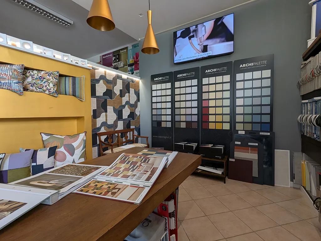 Area espositiva del punto vendita Color Sistem con proposte per parati e rivestimenti decorativi