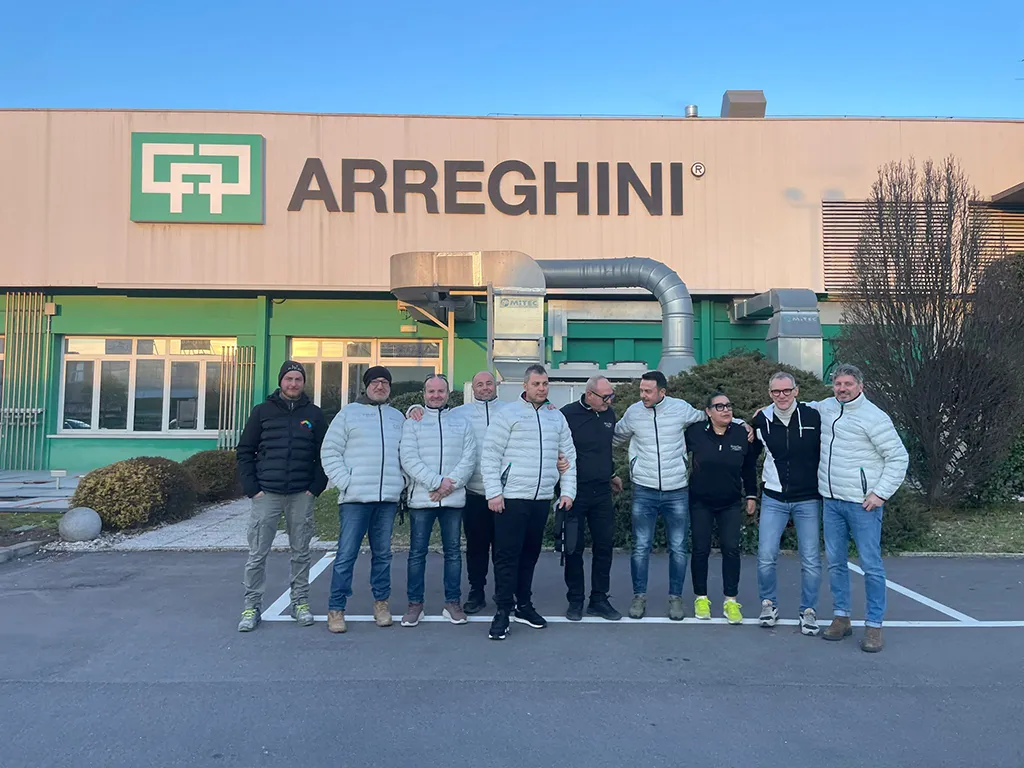 Foto di gruppo presso lo stabilimento Cap Arreghini